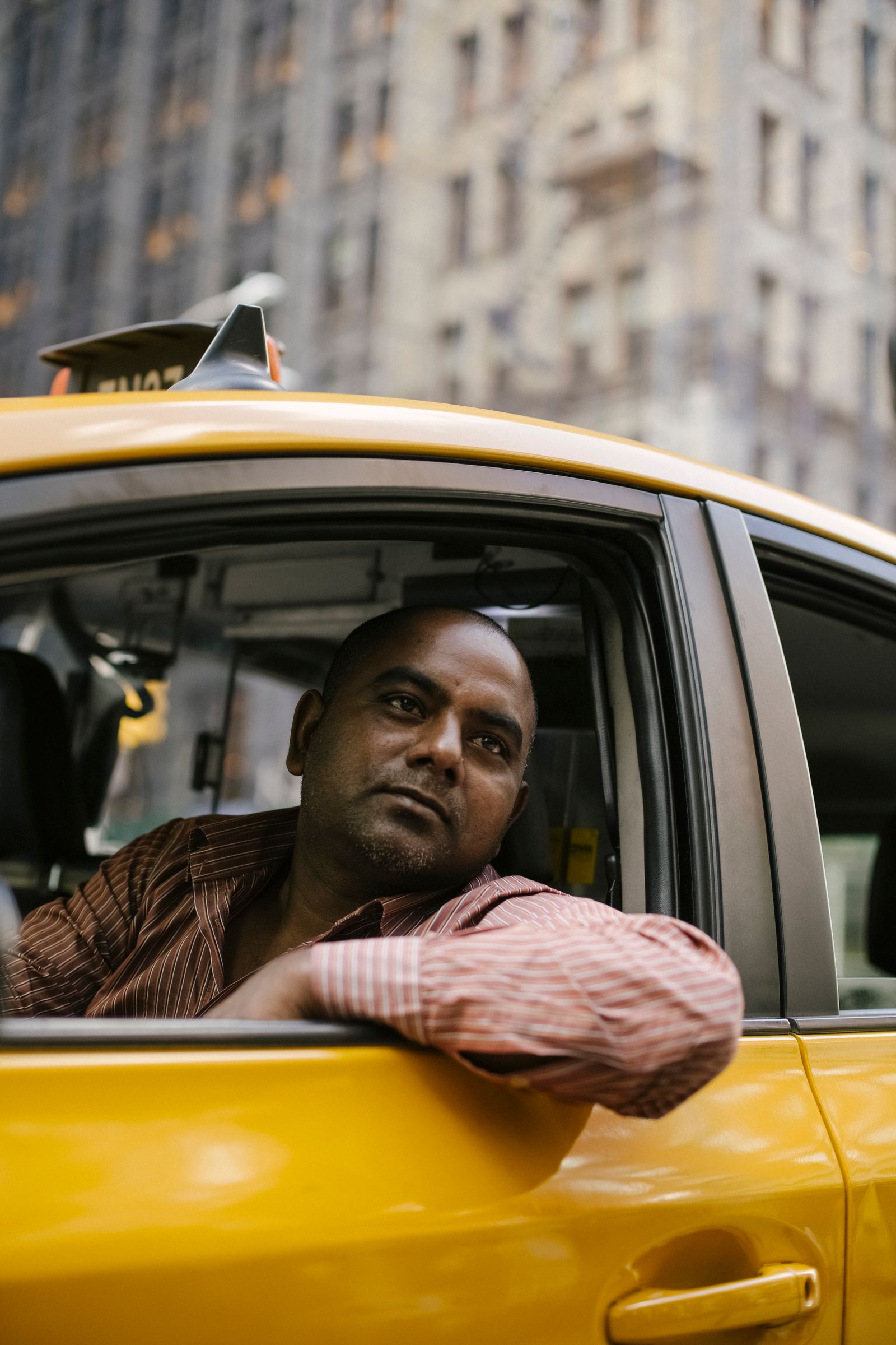 Chauffeur dans un taxi